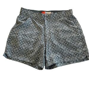 The American Outdoorsman Women's Shorts in Green and white Pattern Size Small